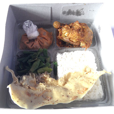 Nasi Pecel Madiun dengan Ayam Goreng Gambar 1